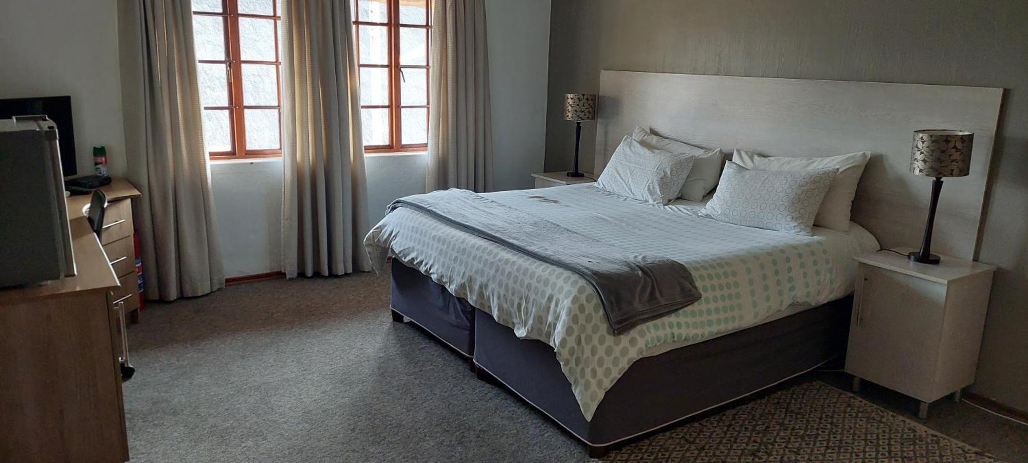 12 On Vaal Drive Guesthouse Vanderbijlpark Exterior foto