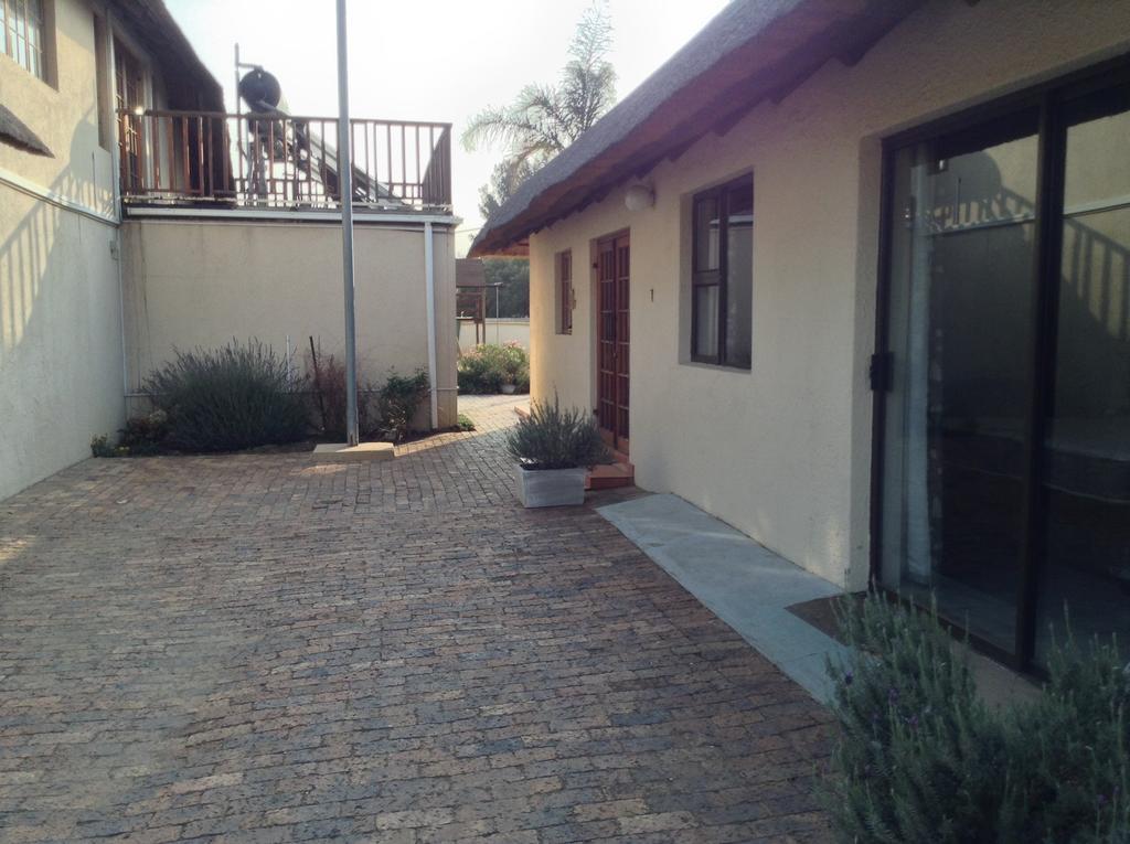 12 On Vaal Drive Guesthouse Vanderbijlpark Zimmer foto