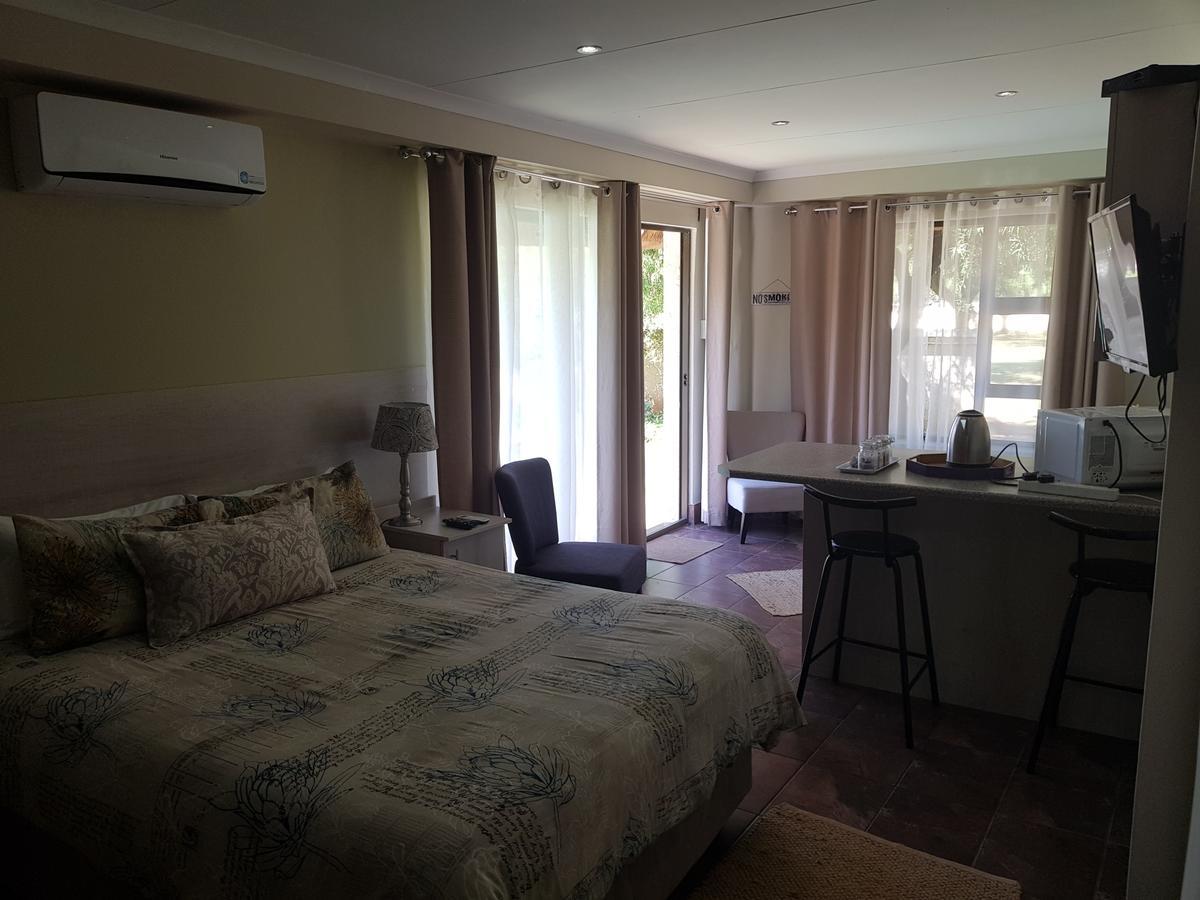 12 On Vaal Drive Guesthouse Vanderbijlpark Exterior foto