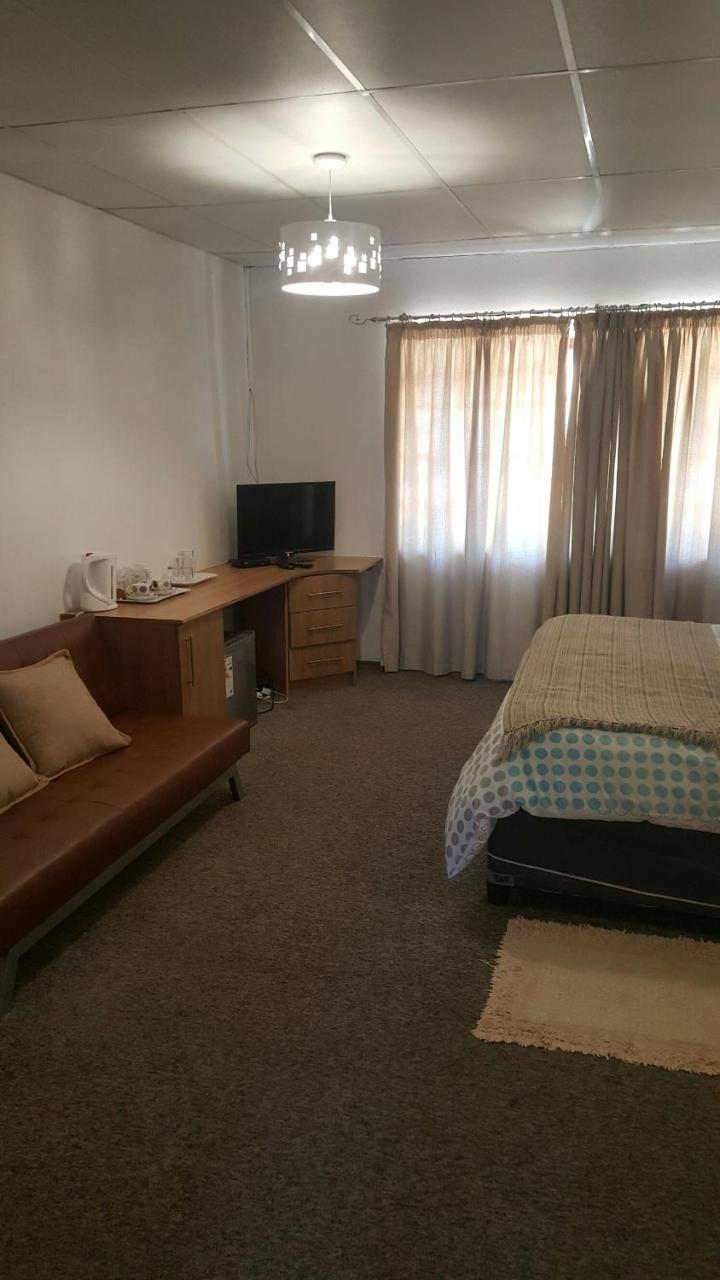 12 On Vaal Drive Guesthouse Vanderbijlpark Exterior foto