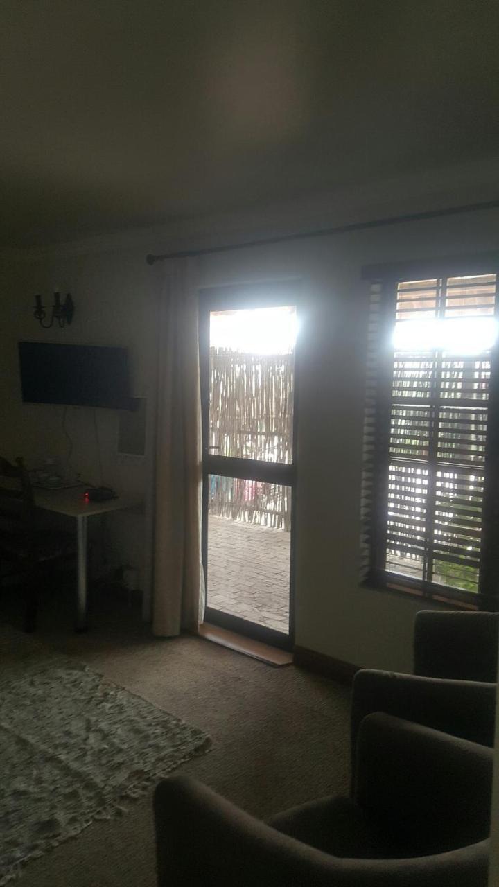 12 On Vaal Drive Guesthouse Vanderbijlpark Exterior foto